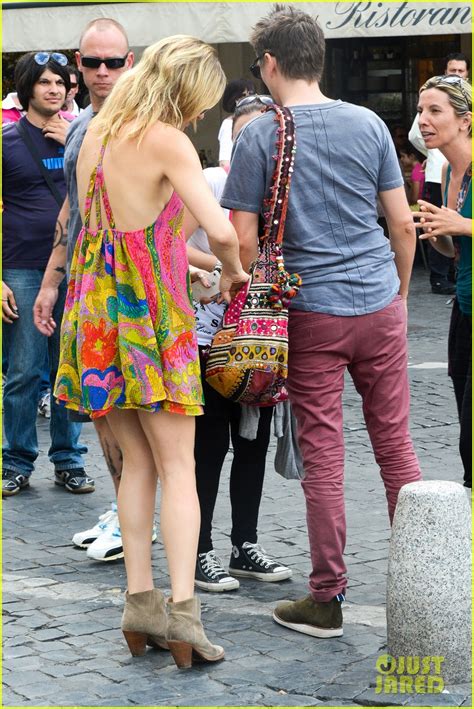 Kate Hudson Matt Bellamy Fan Friendly In Rome Photo Kate Hudson Matt Bellamy