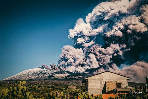 L'eruzione dell'etna con la neve. Eruzione Etna 2018 - Raffaele Sanfilippo - Fotografo