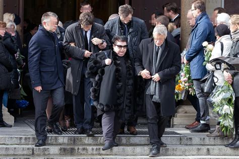 Dlatego też, ewa bem zawsze skupia się na tym, co wychodzi jej najlepiej, czyli śpiewaniu. POGRZEB CÓRKI EWY BEM.