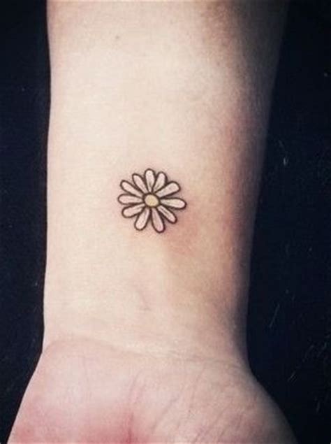 The si swim search finalist walked the runway over the weekend for sports illustrated swimsuit's fashion show, which highlighted women of diverse shapes, sizes, ages and ranges. 12 Pretty Daisy Tattoo Designs You May Love - Pretty Designs