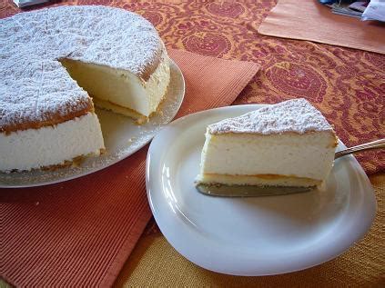 Torten haben meistens eine füllung, die kuchen aber auch haben können. Was ist der Unterschied zwischen Käsekuchen und Käsesahne ...