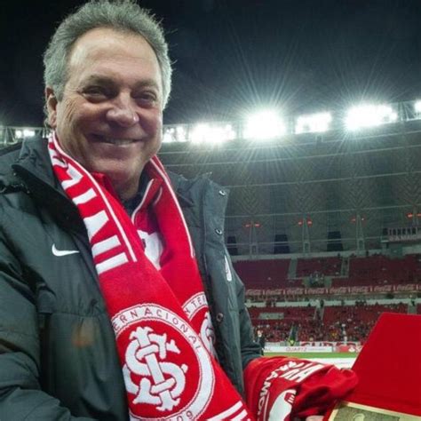 He is a male celebrity. Abel Braga é o novo técnico do Internacional | Portal O Sol