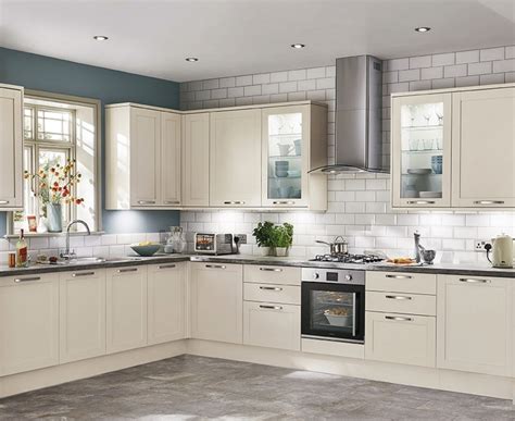 The glendevon gloss grey kitchen range can feature a full height larder unit for maximum kitchen. Greenwich Shaker Kitchen Range | Shaker Kitchens | Howdens ...