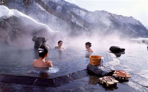 在日本，男女混浴温泉为什么比大众澡堂还便宜？看后你就明白了澡堂温泉池日本人新浪新闻