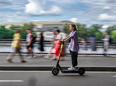 В Москве хотят ограничить скорость для электросамокатов и запретить езду вдвоем Собеседник