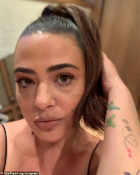 Lisa Armstrong Poses For A Sultry Selfie As She Shows Off Her New Dark Locks Daily Mail Online