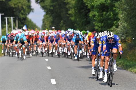 Is Tour de France peloton safer with smaller teams? - VeloNews.com