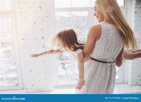 Mamma Och Dotter Som Har Gyckel Hemma Arkivfoto Bild Av Glädje Kram 111177742