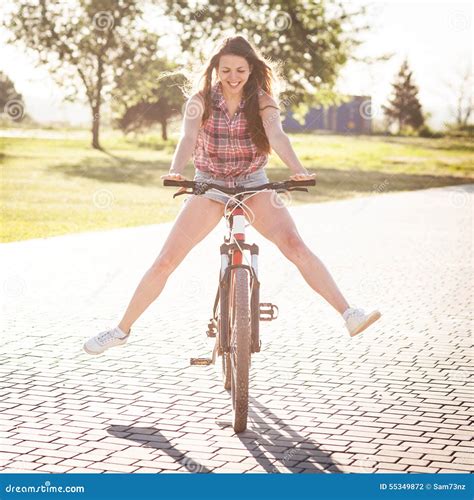 Guida Di Risata Della Ragazza Sulla Bicicletta Fotografia Stock