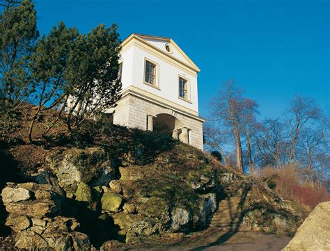 Es ist das erste klassizistische gebäude weimars und der dichter begleitete die bauarbeiten am anfang für das tempelartige gebäude im dorischen stil. Römisches Haus Weimar - EWALD Architekten