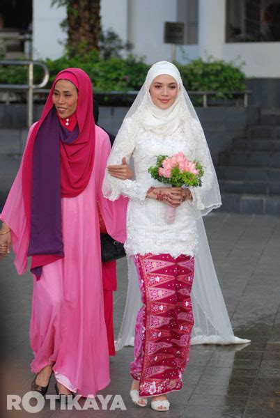Farid dan diana danielle berkahwin pada 3 november 2012 dan dikurniakan dua cahaya mata, muhammad dan nur aurora. GAMBAR PERNIKAHAN FARID KAMIL DAN DIANA DANIELLE ...