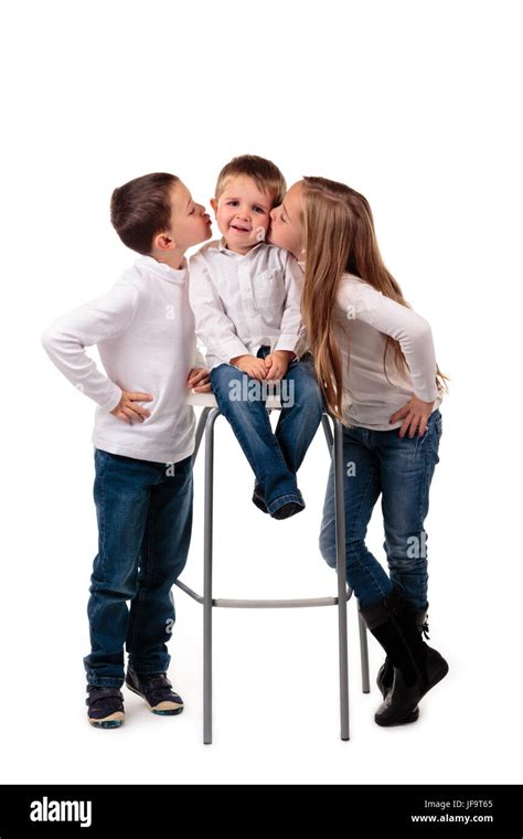 Glückliche Familie Jungen Und Mädchen Die Ihren Kleinen Bruder Einen Kuss Zu Geben Isoliert
