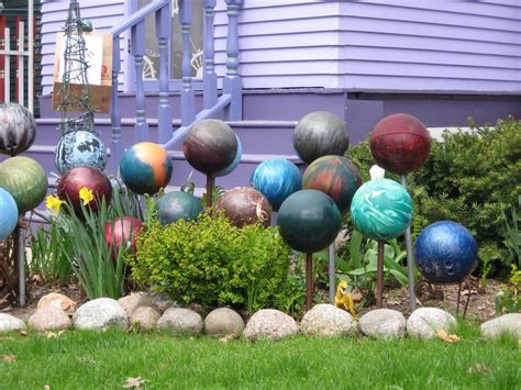 Bowling Balls Transformed Into Garden Art Fun Idea Diy Garden