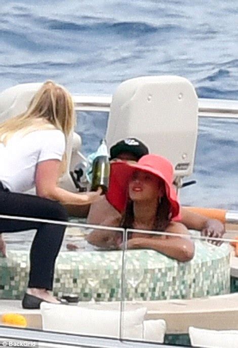 Beyoncé And Jay Z Enjoy An Afternoon On A Luxury Yacht In Italy Daily Mail Online