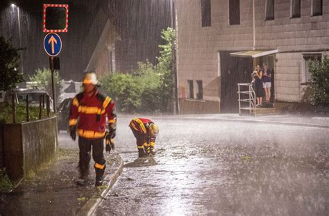 Die Feuerwehren Sind Wie Hier In Köngen Zum Teil Mitten Im Starkregen