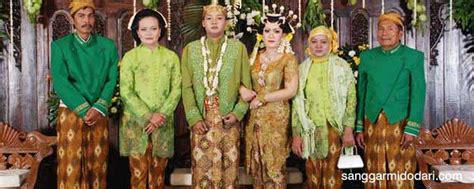 Pakaian adat sendiri biasanya erat dikaitkan dengan wilayah geografis maupun periode waktu dalam sejarah. Pernikahan Adat Jawa #3: Makna dan Istilah | Sanggar Rias ...