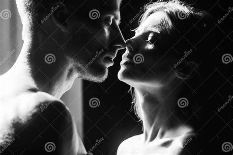 Casal Sensual Na Paixão Tensa Casal Apaixonado Cara A Cara Abraçando Se E Beijando Se Linda