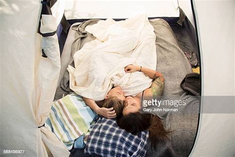 Lesbian Couple Camping Photos Et Images De Collection Getty Images