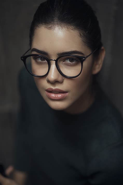 gambar wanita model mode satu warna hairstyle alis menghadapi kacamata hitam mata