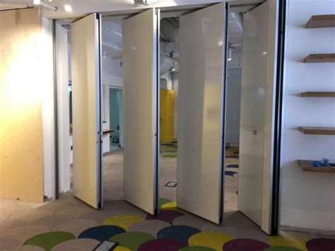 עדכון הטלפון הנייד באמצעות הממונה הישיר. דקור דלת - פרויקטים - משרד החינוך מרכז חדשנות