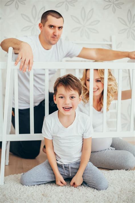 Familia Feliz Una Mujer Embarazada Foto De Archivo Imagen De Edificio