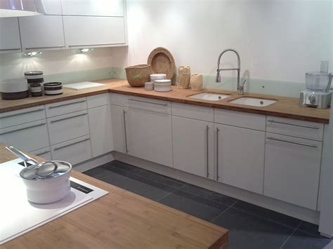 Votre plan de travail de cuisine ou de salle de bains est abîmé ? Cuisine blanc/bois | Cuisine blanche, Cuisine blanche et ...