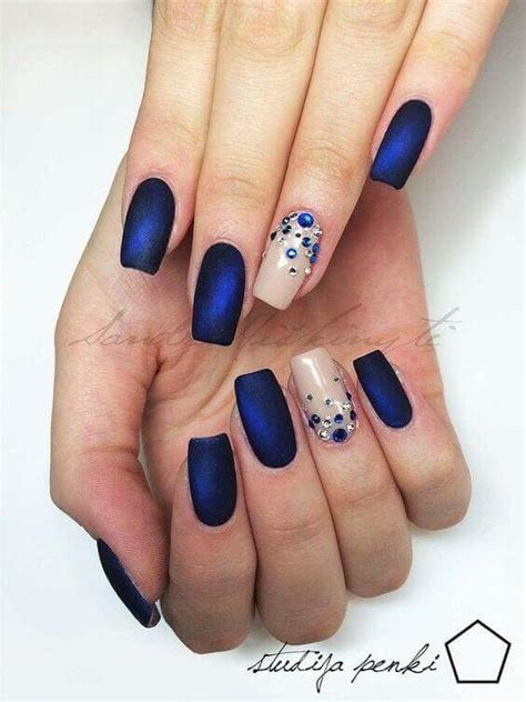 Uña con esmalte de uñas azul marino brillante sobre fondo blanco. unas-azules-con-accesorios.jpg (564×752) | Uñas azules ...