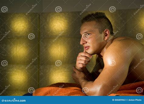 hombre joven desnudo atractivo en cama imagen de archivo imagen de horizontal shirtless 80689963