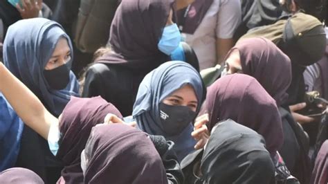 karnataka hijab issue कर्नाटक हिजाब वाद हायकोर्टात आज पुन्हा सुनावणी शाळा महाविद्यालयांमधील