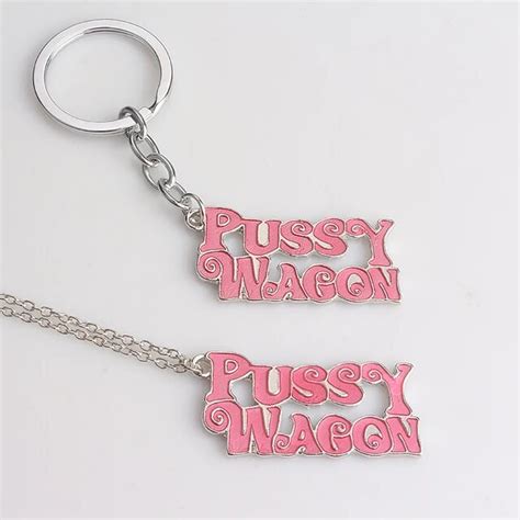 Hot Movie Kill Bill Pussy Wagon Keychain Pink Letter Pendant Keyring Chaveiro Llaveros Movie Key