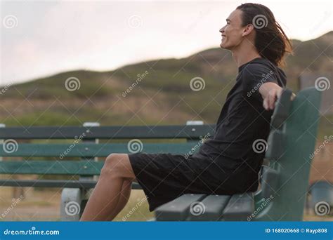 Happy Young Man Sitting On A Bench Outside Feeling Good 库存照片 图片 包括有