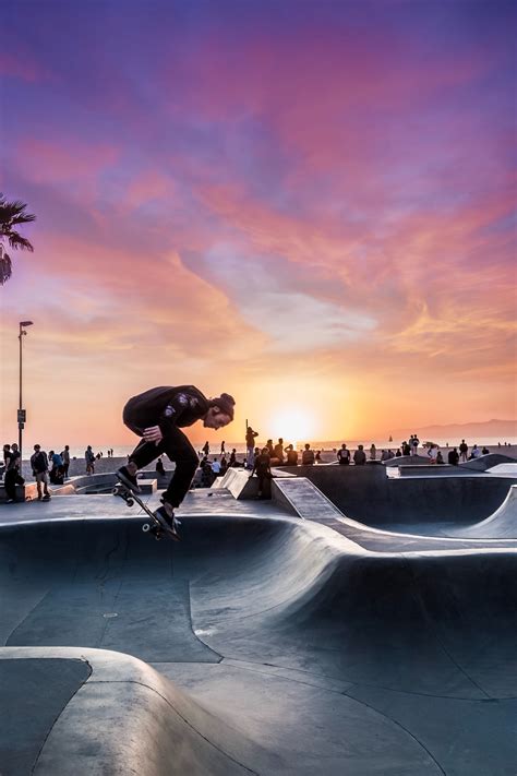 Feel free to use these skater aesthetic images as a background for your pc, laptop, android phone, iphone or tablet. #PicOfTheDay Jumping on skateboard in 2020 | Skateboard photos, Skateboard photography ...
