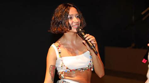 Şarkıcı Zeynep Bastıkın Omurgası Kırıldı