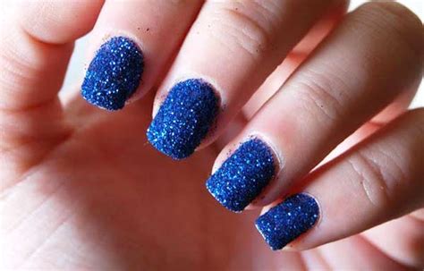 Ingredientes de calidad que protegen las uñas con una película de alto impacto. Uñas decoradas color azul - UñasDecoradas CLUB