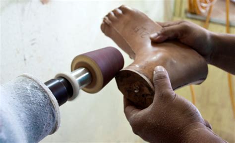 Contextual translation of kaki palsu into english. Foto: Melihat Bengkel Kaki Palsu Untuk Tunadaksa | Tagar