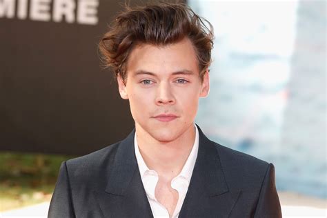 Harry styles — lights up 02:52. Harry Styles Robbed At Knifepoint After Valentine's Day ...
