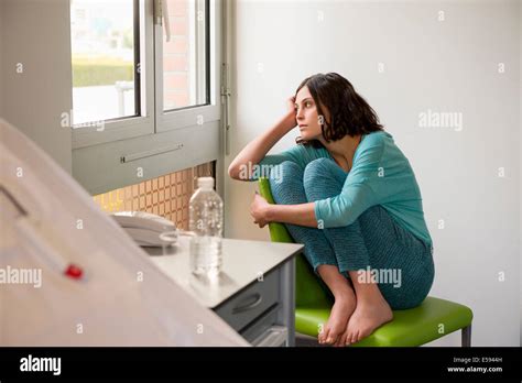 Weibliche Deprimiert Patienten Sitzen Auf Dem Stuhl In Einer Krankenstation Stockfotografie Alamy