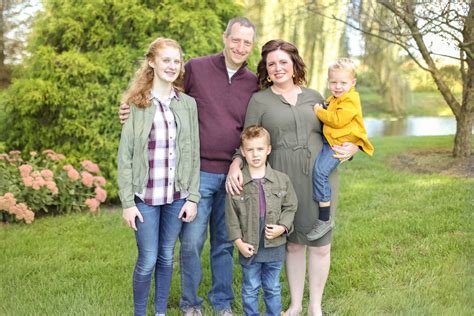 If your family photoshoot is planned for the outdoors, there are a few more details to keep in mind when deciding on your color. What to Wear for Fall Photos // 5 Families, 5 Color ...