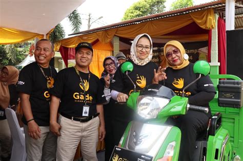 Advertising & public relations, finance / economics, general, human resources, insurance, marketing / market research, real estate, social science, transportation / shipping. Airin Resmikan Bank Sampah RW04 Teratai | HijauBintaro