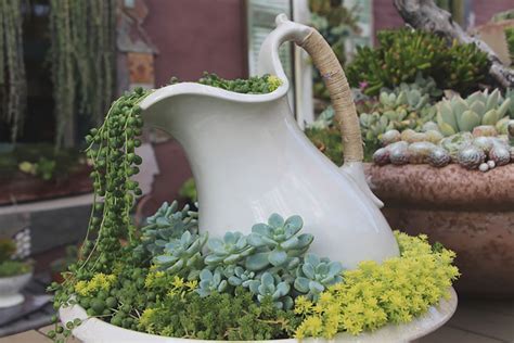30 Spilled Flower Pots To Give Your Flowers A Liquid Touch