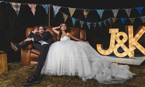 Dekorasi pernikahan sederhana di rumah tapi unik dan dekorasi pernikahan sederhana di rumah tapi unik dan elegan dengan harga mulai 4 jutaan bisa naik dan turun sesuai permintaan anda harga sudah termasuk pelaminan panggung karpet pintu masuk taman dan kotak sumbangan. 9 Inspirasi Dekorasi Pelaminan Simple tapi Mewah ...