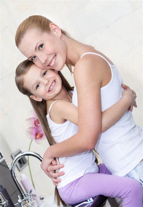 Madre E Hija Se Abrazan En El Baño Fotografía De Stock © Agencyby