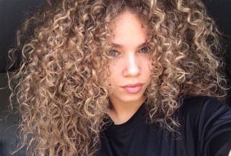 Let's have a look at these mixed race girls depicted below. Curly blonde hair. | mixed girl | Spring hair color ...