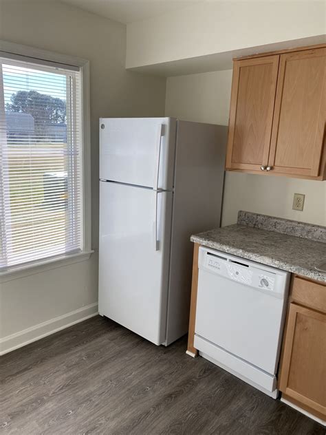 Newport Harbour Apartments Newport News, Virginia - HMR Properties