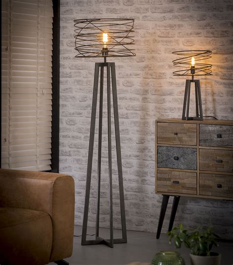 Des abat jours de couleurs, des noirs, des gris. Lampadaire industriel droit abat-jour tourbillon ...