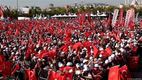 Thousands Protest Turkish Politician S Conviction Dw