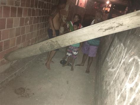 Poste de Luz cai na casa de um morador na localidade da Lagoinha no Alemão Voz das Comunidades