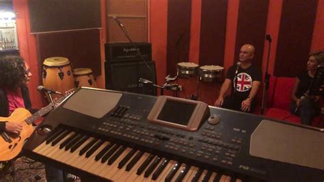 Beribu bintang di langit kini menghilang meraba aku dalam kelam rembulan mengambang kini makin suram pudar ilhamku tanpa arah sedetik wajahmu muncul dalam diam ada kerdipan, ada sinar itukah bintang ataupun rembulan t'rima kasih kuucapkan izinkan. Man Bai, Poova rehearsal Kau Ilhamku - YouTube