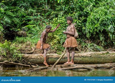 Donna Di Papuan Di Pesca Della Tribù Di Korovai Sul Fiume Nella Giungla Dell isola Della Nuova