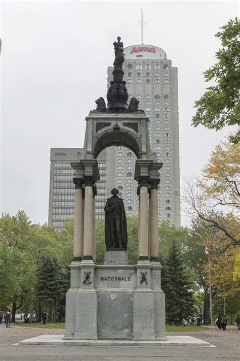 The statue's head broke off as it crashed to the ground. Monument à sir John A. Macdonald | Art Public Montréal